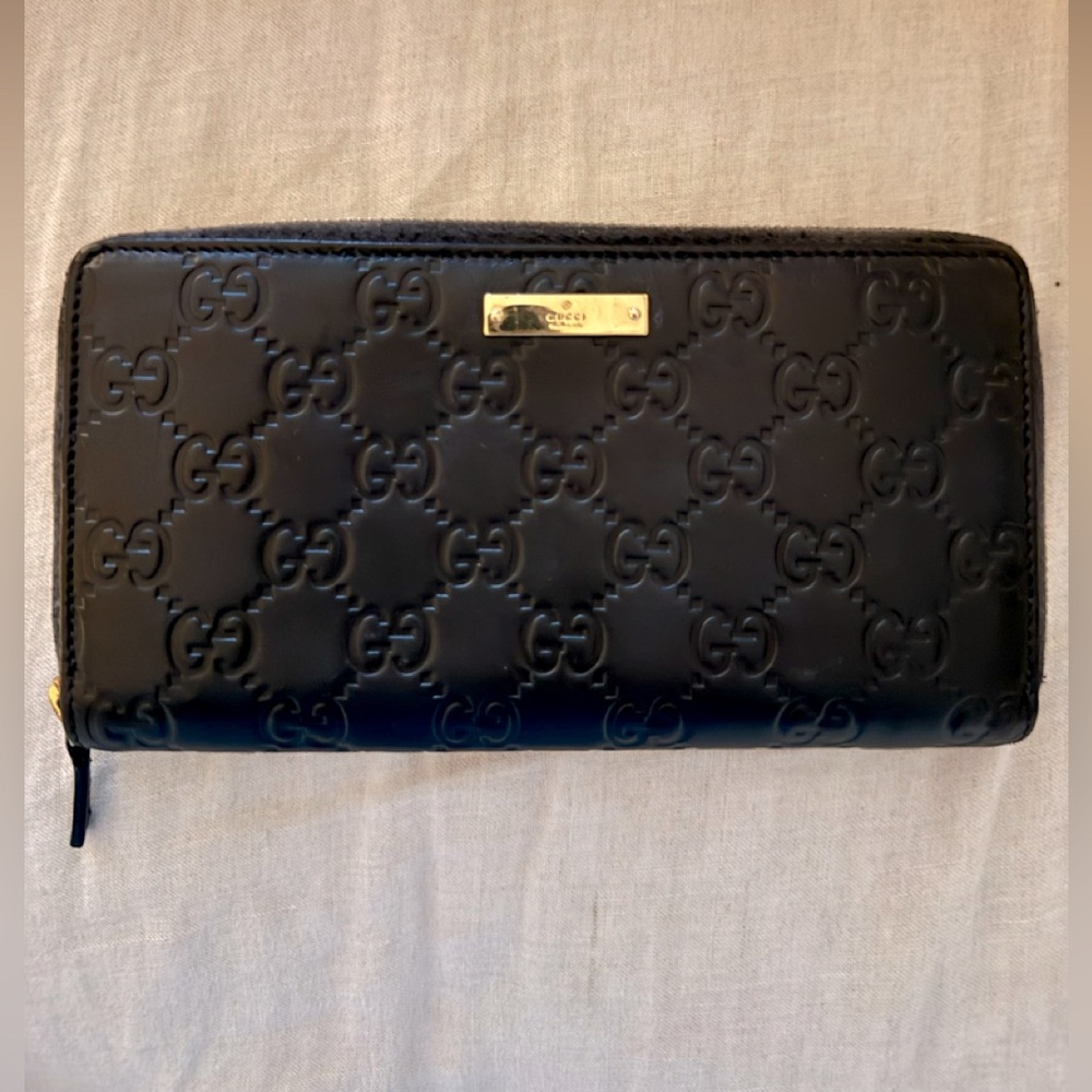 EUC GUCCI MONOGRAM ZIPPY WALLET IN BLACK WITH GOLD PLATE
